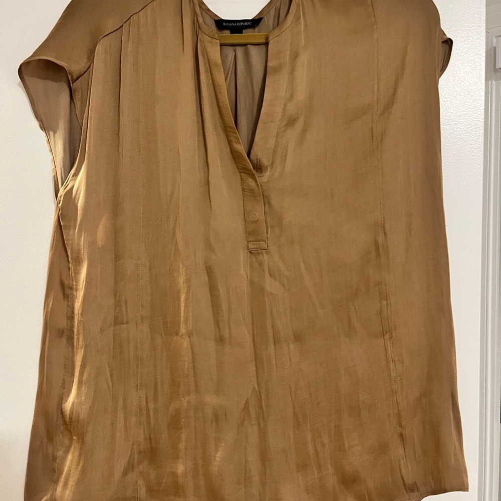 Banana Republic beautiful Women’s Silk blouse. Large. Copper color. No stains